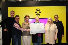 Bild zeigt mehrere Personen bei der Scheckübergabe.